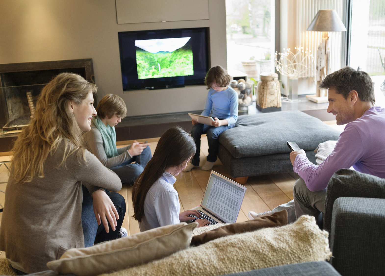 Eine Familie, die im Wohnzimmer Fernsehen schaut