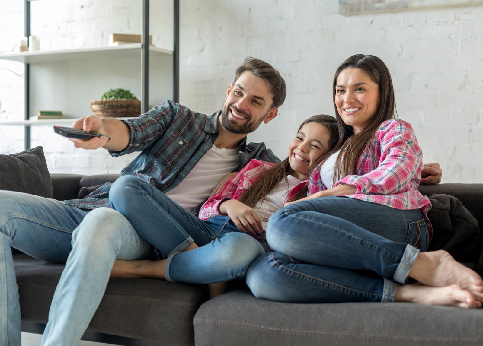 Eine Familie auf dem Sofa