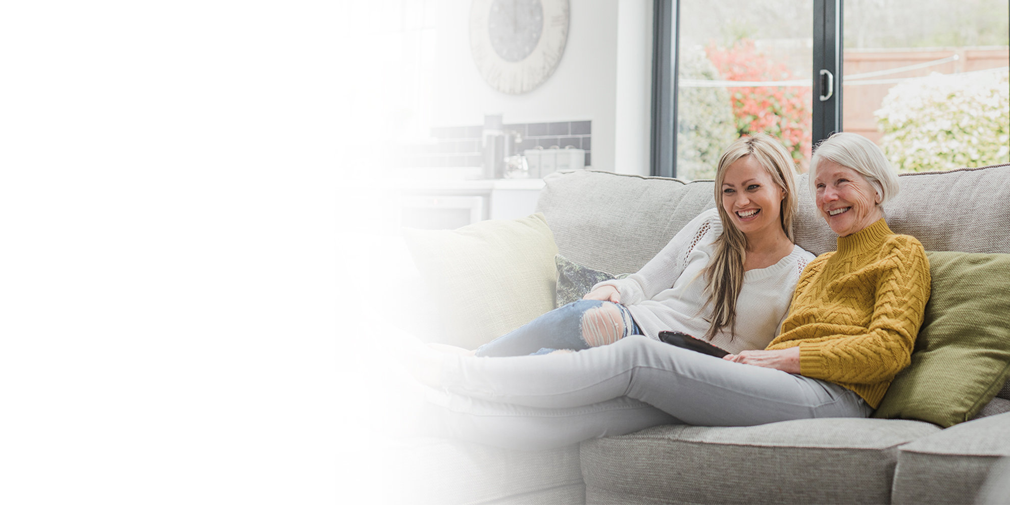 Eine Mutter mit ihrer Tochter auf dem Sofa 