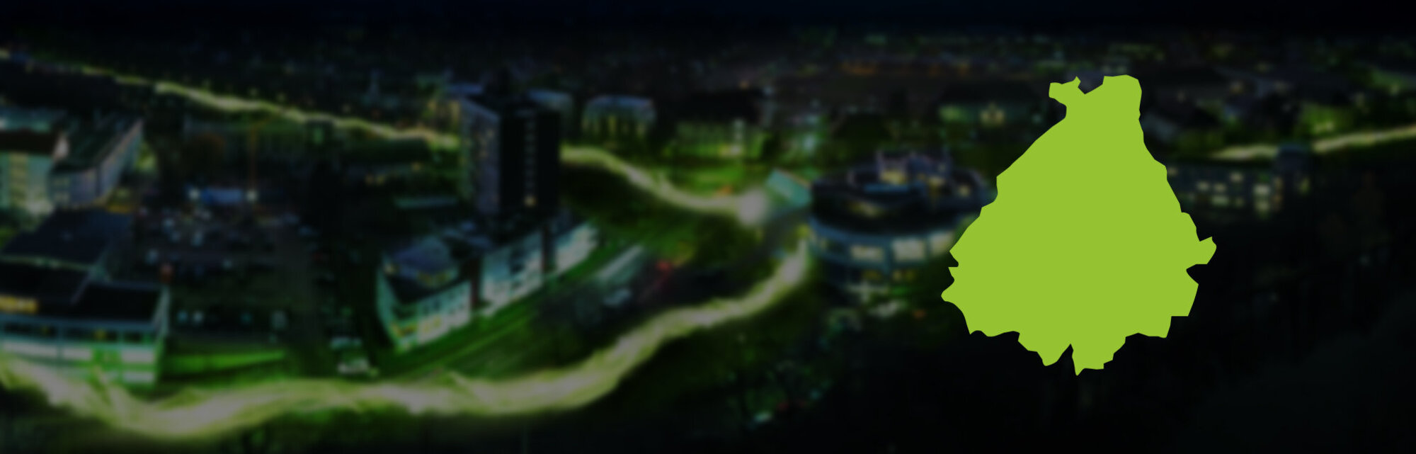 Ein Foto einer Stadt bei Nacht mit der Landkarte der Stadt Birkenfeld 