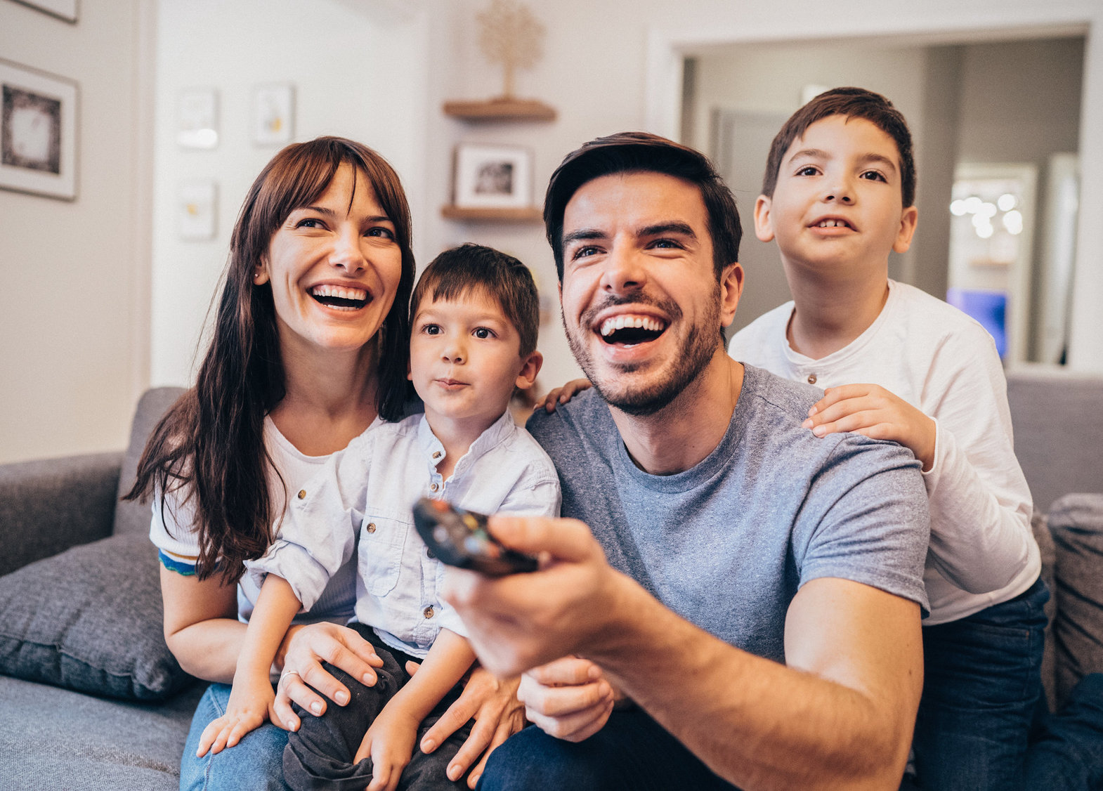 Eine Familie, die im Wohnzimmer Fernsehen schaut