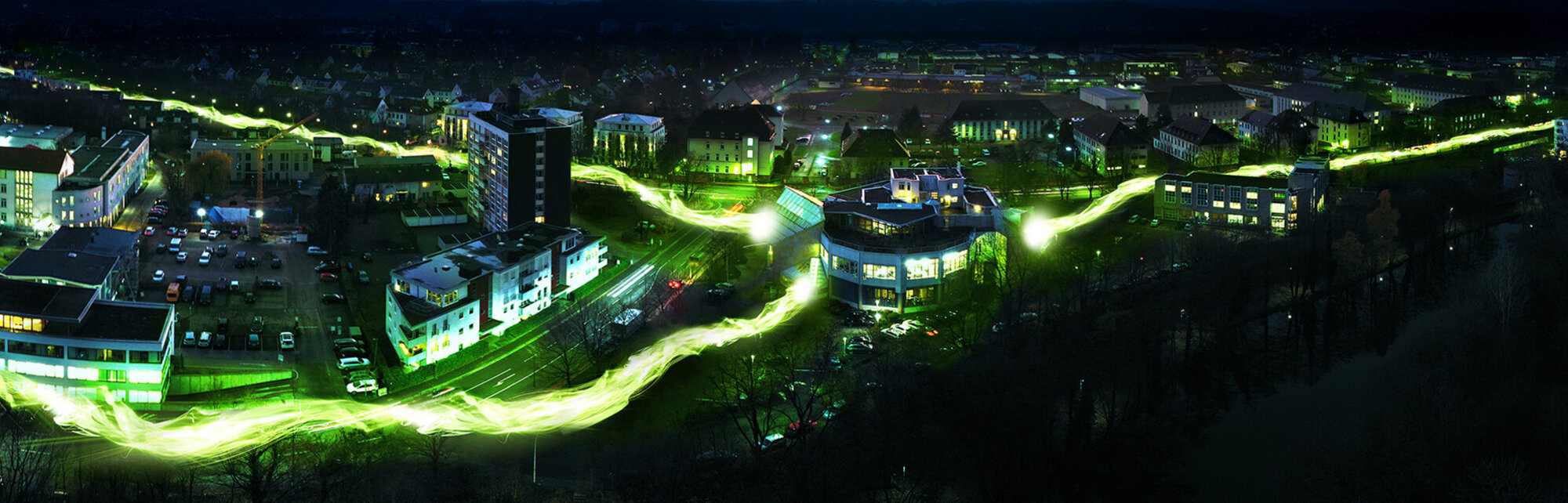 Ein Foto einer Stadt bei Nacht