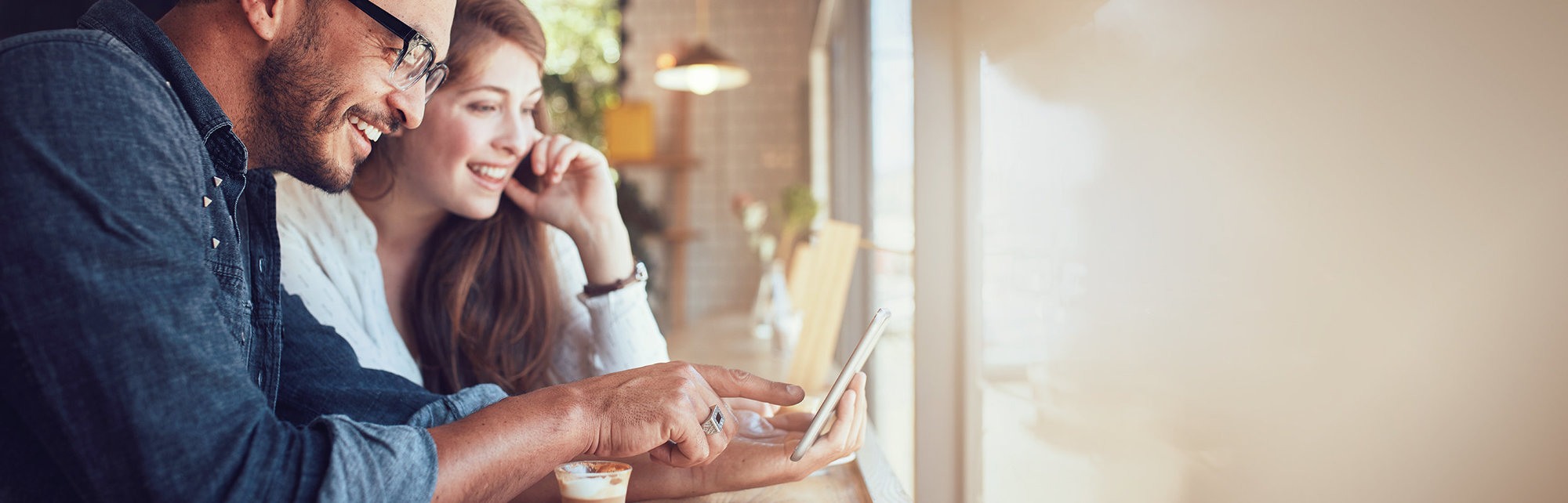 Freunde sitzen im Cafe