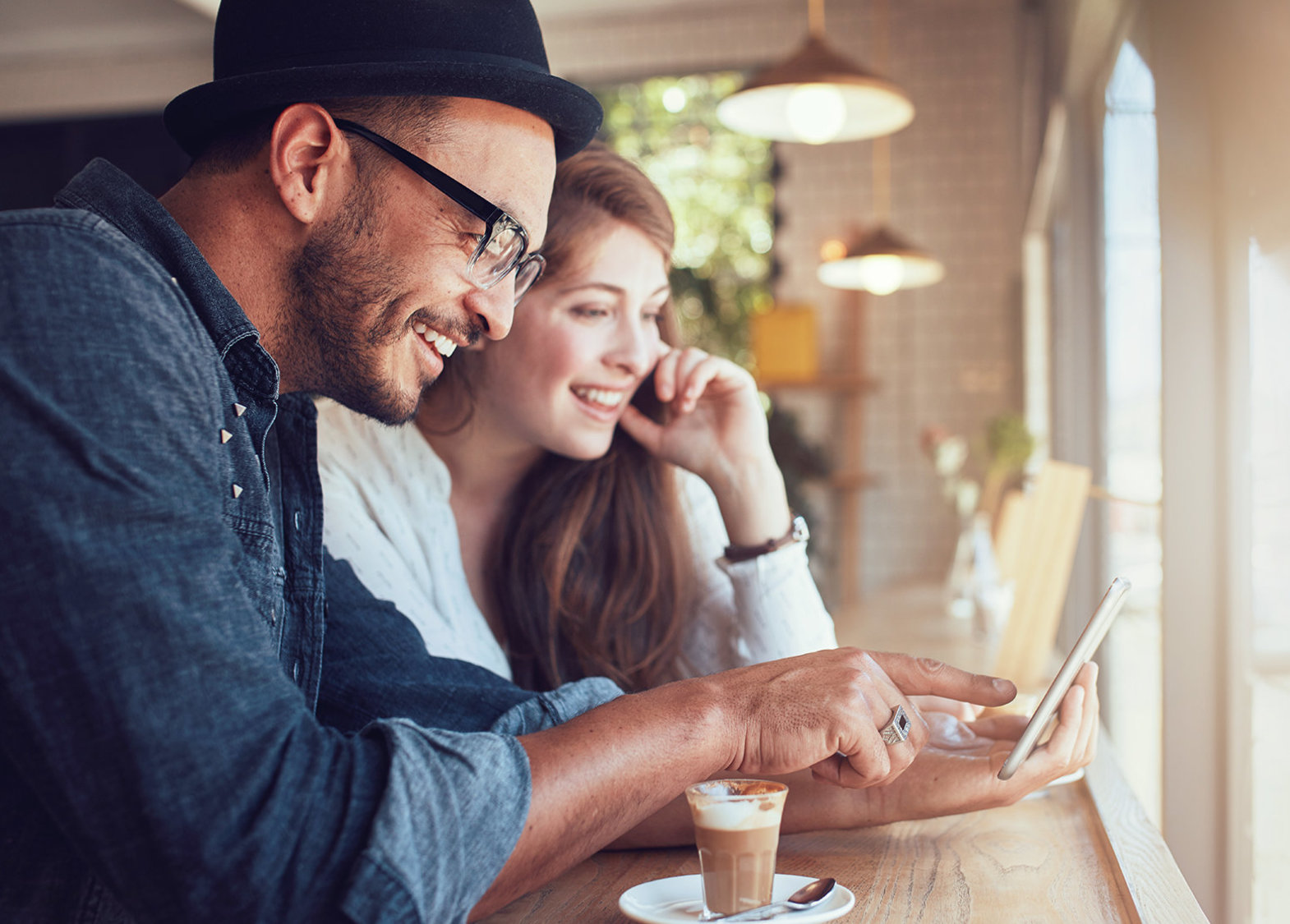 Freunde sitzen im Cafe