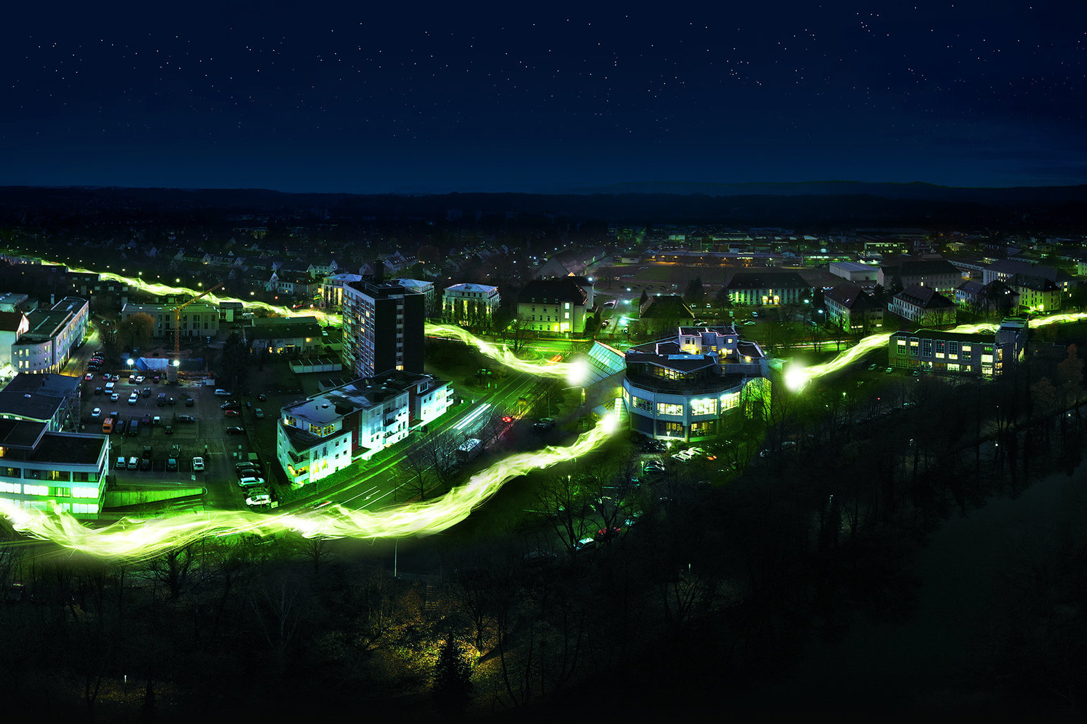 Eine beleuchtete Stadt in der Nacht