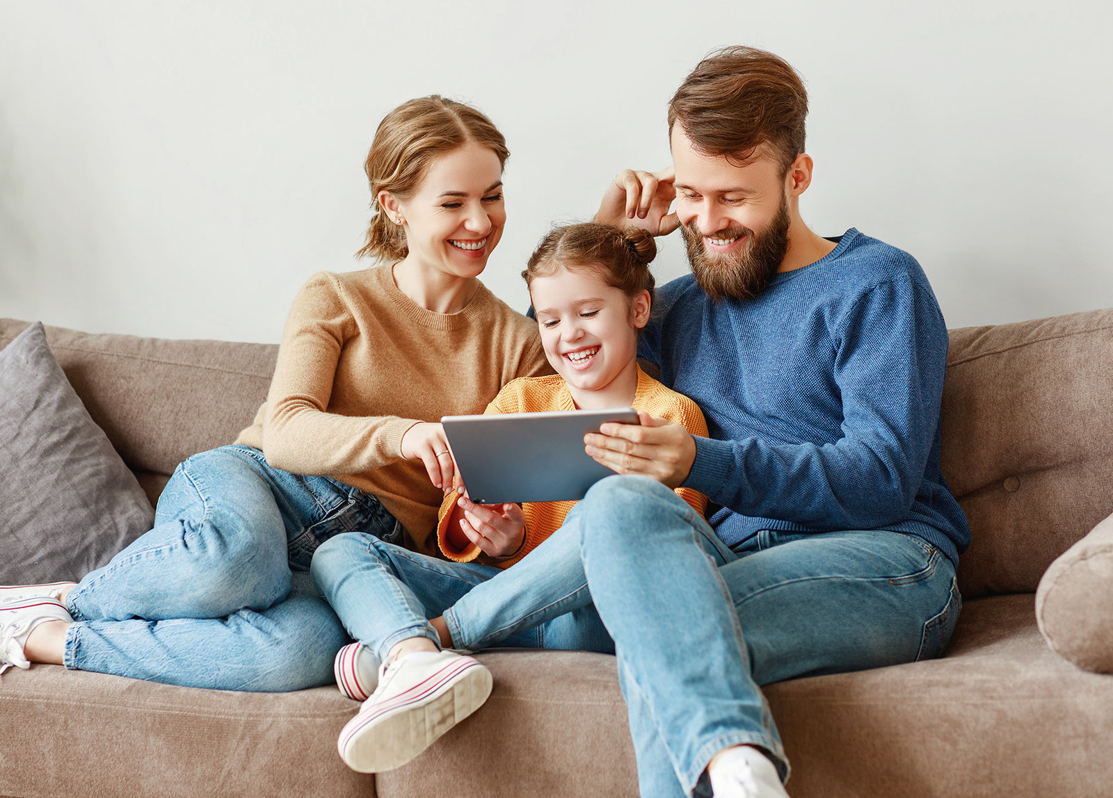 Eine Familie auf dem Sofa